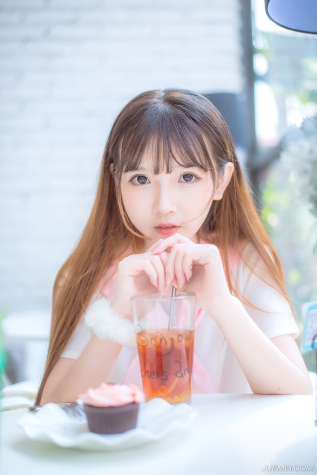 刘璋也跟着从里面出来，闻言脸色不禁一黑，任谁被以前的手下指着鼻子骂心里面也不会好受，当下皱眉怒道：“叛主之贼，我自问待你不薄，就算政略有误，如今益州已破，你为何还要纠缠不休？”